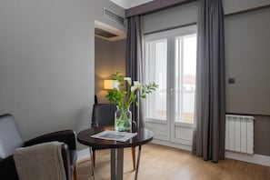Minibar, coffres-forts dans les chambres, bureau, Wi-Fi gratuit