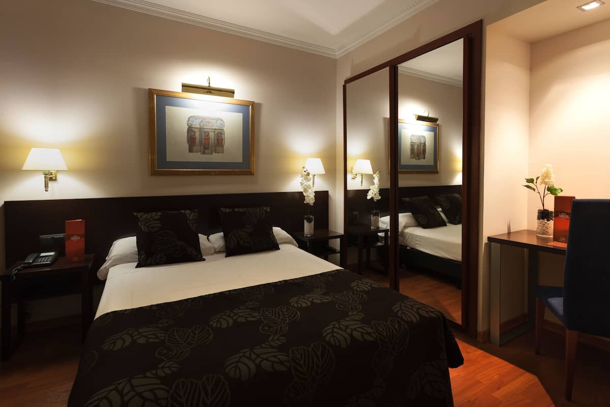 Minibar, brankas, meja kerja, dan Wi-Fi gratis