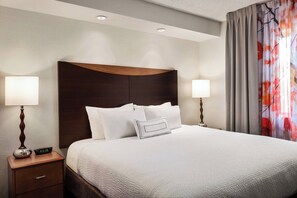 Executive Suite, 1 King Bed with Sofa bed | Hypo-allergenic bedding, desk, blackout drapes, iron/ironing board