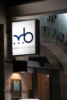 Schild für HOTEL VILLA DE BARAJAS mit Logo und Schriftzug.