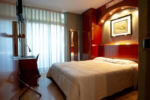 In-room safe, desk, iron/ironing board, free WiFi - Hotel Villa De Barajas (Madrid)