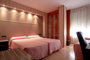 In-room safe, desk, iron/ironing board, free WiFi - Hotel Villa De Barajas (Madrid)