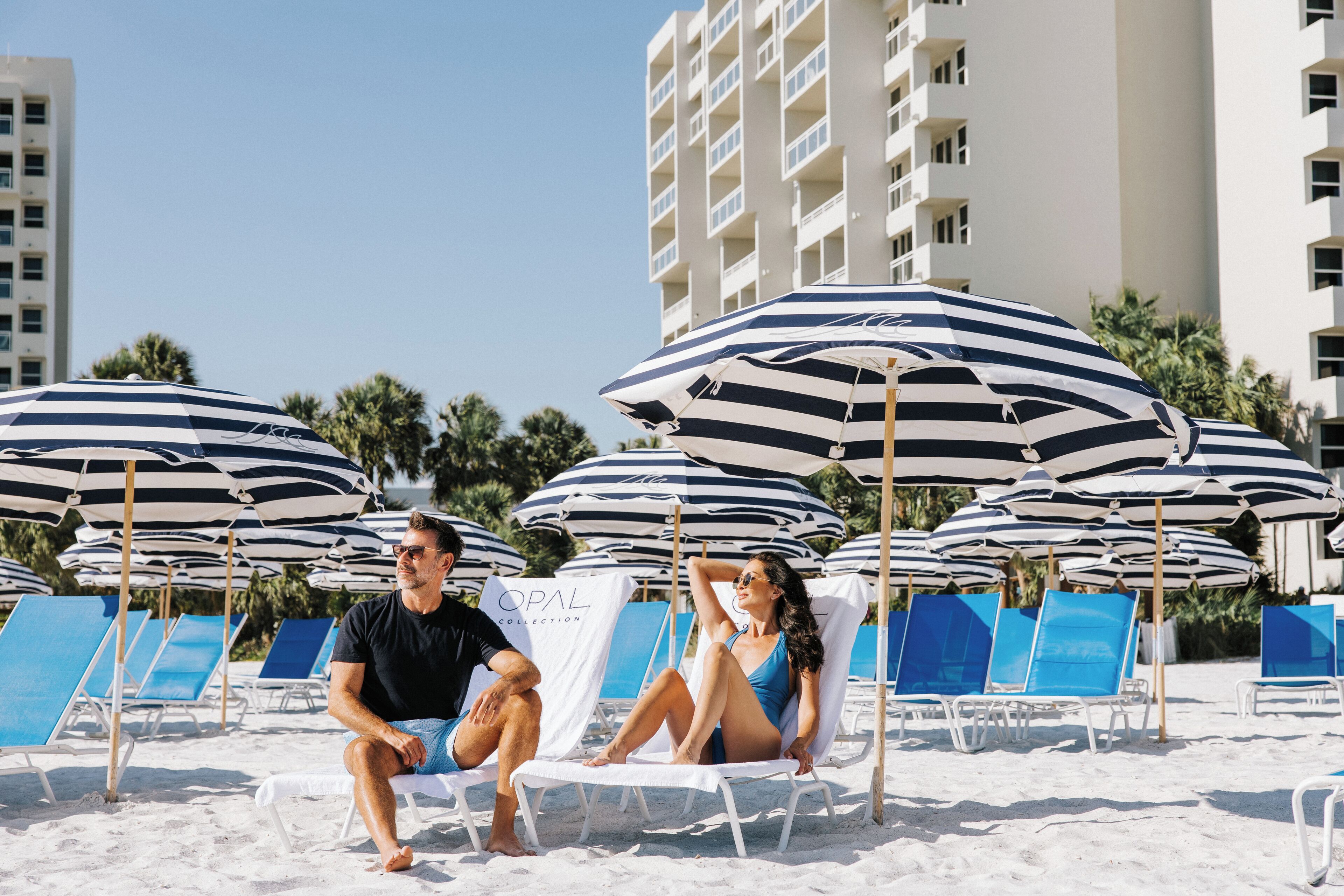 Playa privada, playa de arena blanca y camas de playa (con cargo) 