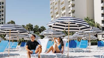 Playa privada, playa de arena blanca y camas de playa (con cargo)