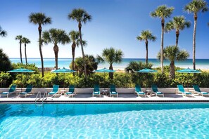 Piscine extérieure, parasols de plage, chaises longues