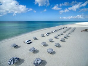 Privat strand, hvit sand, strandtelt (mot et tillegg) og solsenger
