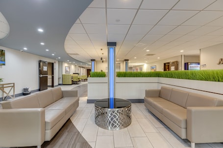 Sala de estar en el lobby. The Alexis Inn & Suites - Nashville Airport