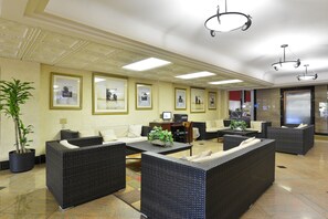 Lobby sitting area - Magnuson Grand Hotel Maingate West (Kissimmee)