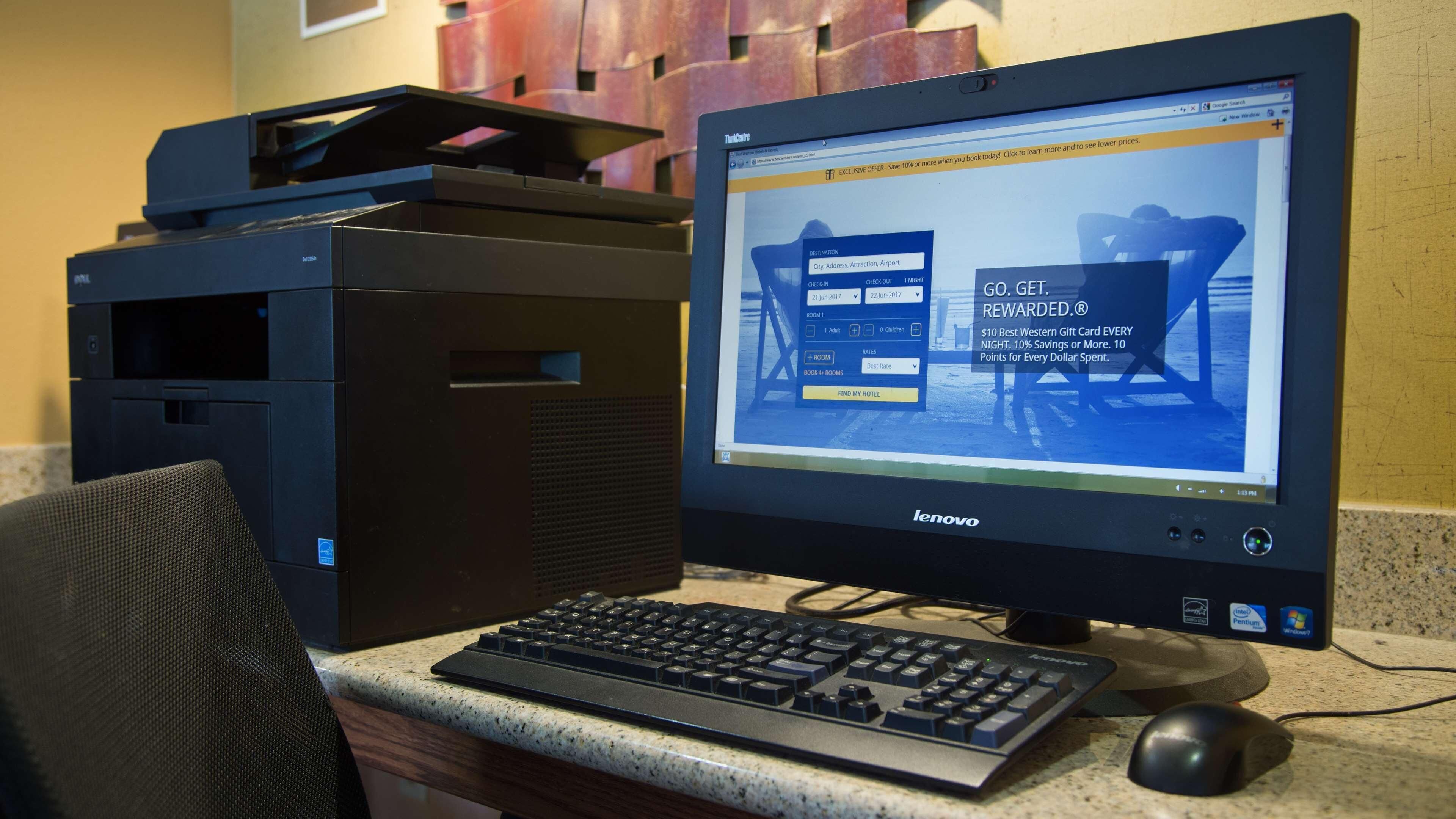 Un ordinateur de bureau Lenovo avec un écran affichant un site web de réservation de voyages.