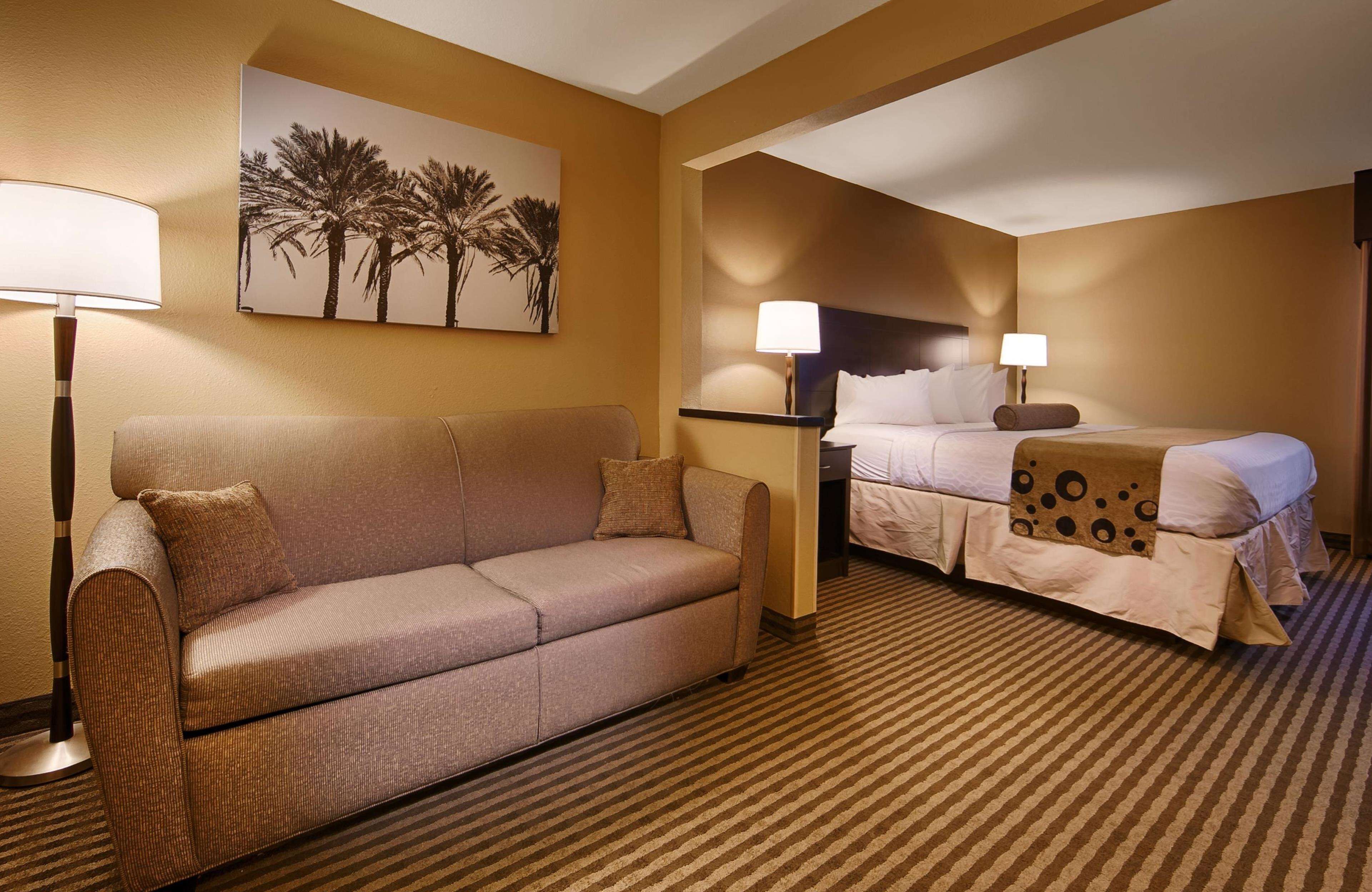 デラックス スイート キングベッド 1 台ソファーベッド付き 禁煙 冷蔵庫 &amp; 電子レンジ (with Sofabed) | セーフティボックス (室内)、アイロン / アイロン台、ベビーベッド (無料)、可動式ベッド (無料)