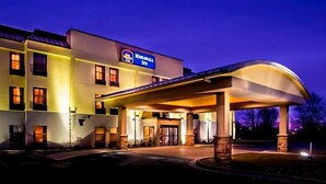 A hotel with a covered entrance, a signboard, and a well-lit facade. - Mishawaka Inn (Mishawaka)