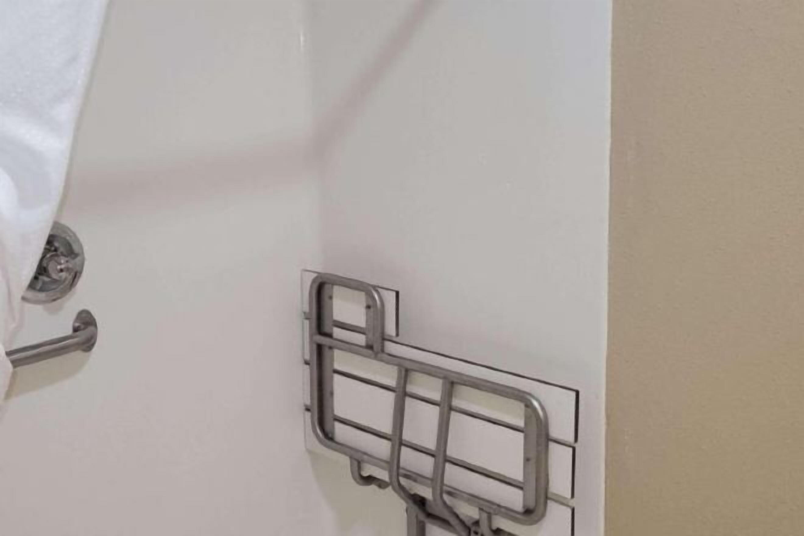 Bathroom | Combined shower/tub, free toiletries, hair dryer, towels