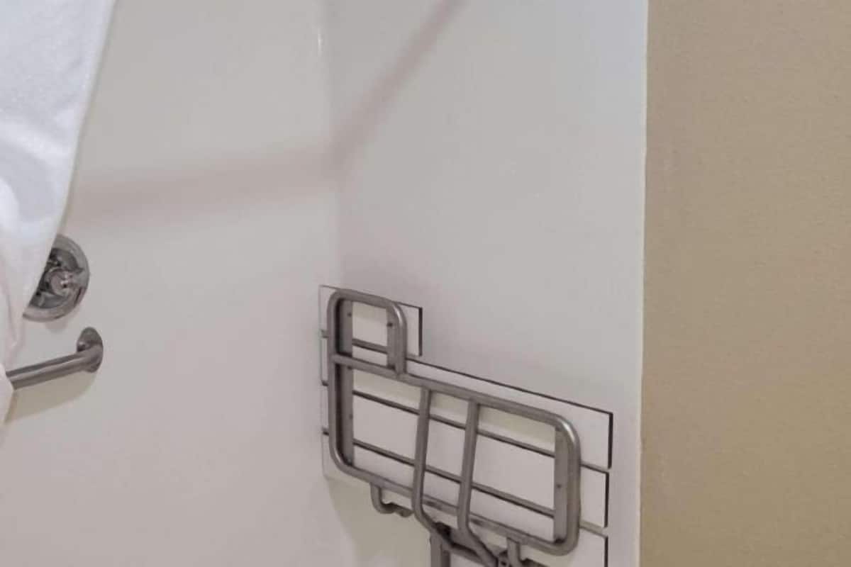 Bathroom | Combined shower/bathtub, free toiletries, hair dryer, towels