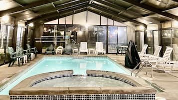 Una piscina al aire libre de temporada