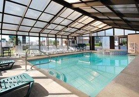 Una piscina al aire libre de temporada