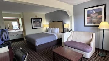 Een bureau, een strijkplank/strijkijzer, gratis wifi, beddengoed