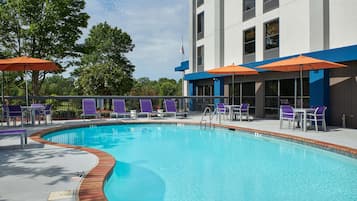 Kolam renang outdoor musiman