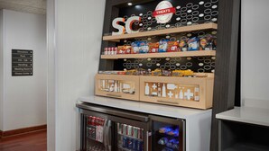 Un espace de vente proposant des collations et des boissons, notamment des chips et des sodas.