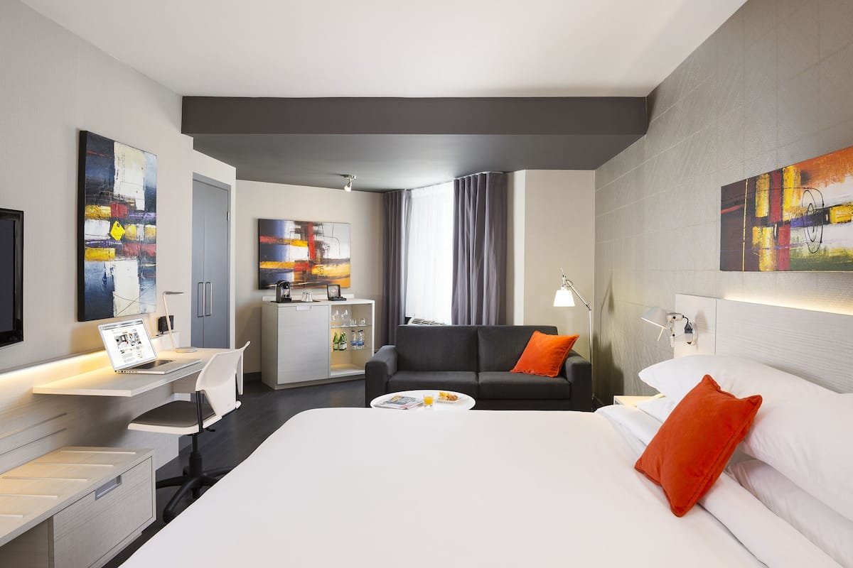 Executive Room, 1 King Bed | Egyptian cotton sheets, premium bedding, pillow-top beds, in-room safe
