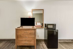 Bureau, rideaux occultants, fer et planche à repasser