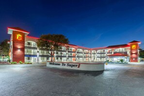 Exterior - Super 8 by Wyndham Austin University/Downtown Area (Austin)