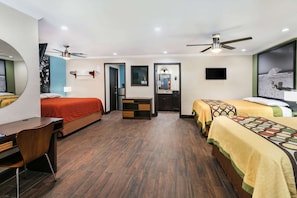 Studio Suite, nhiều giường, không hút thuốc | Két bảo mật tại phòng, bàn, khu vực làm việc phù hợp cho laptop 