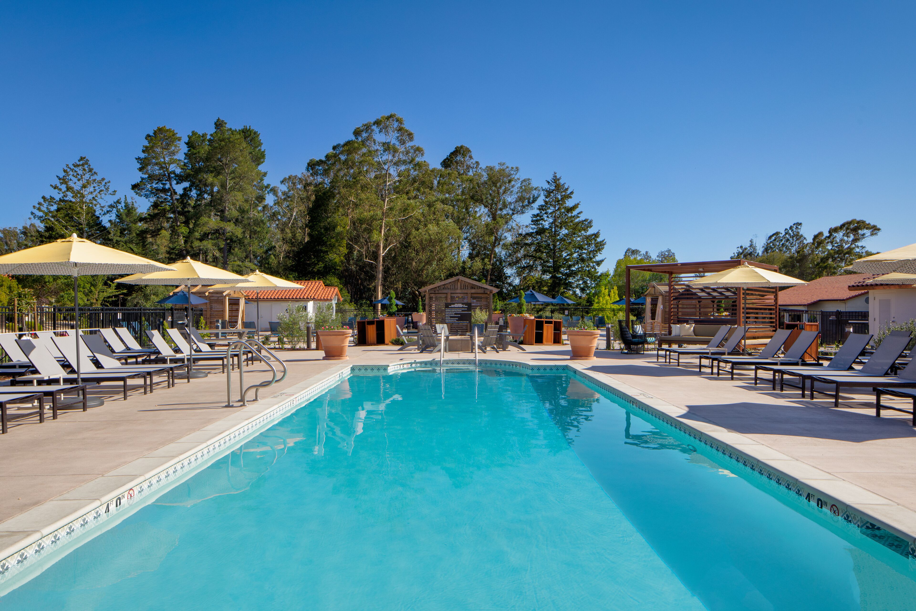 Piscine extérieure, tentes de plage, parasols de plage