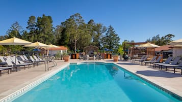 2 piscines extérieures, cabanas (supplément), parasols