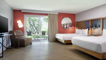 2 Queen Pet Friendly Guest Room with Patio | Roupas de cama premium, edredons de pluma, cofres nos quartos