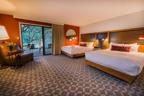 ห้องพัก, เตียงควีนไซส์ 2 เตียง, ลานระเบียง (Forest View) | เครื่องนอนระดับพรีเมียม, ผ้านวมขนเป็ด, ตู้นิรภัยในห้องพัก, ผ้าม่านกันแสง
