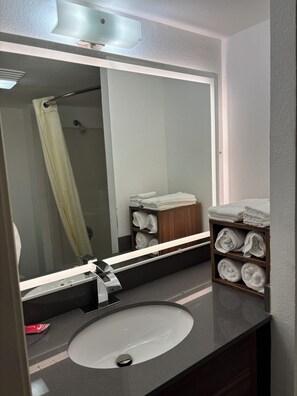 Bañera con ducha, cabezal de ducha tipo lluvia, secador de pelo, toallas