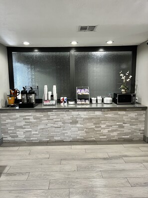 Breakfast area - Super 8 by Wyndham Sealy (Sealy)