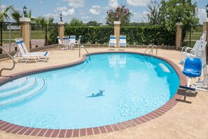 Una piscina al aire libre de temporada