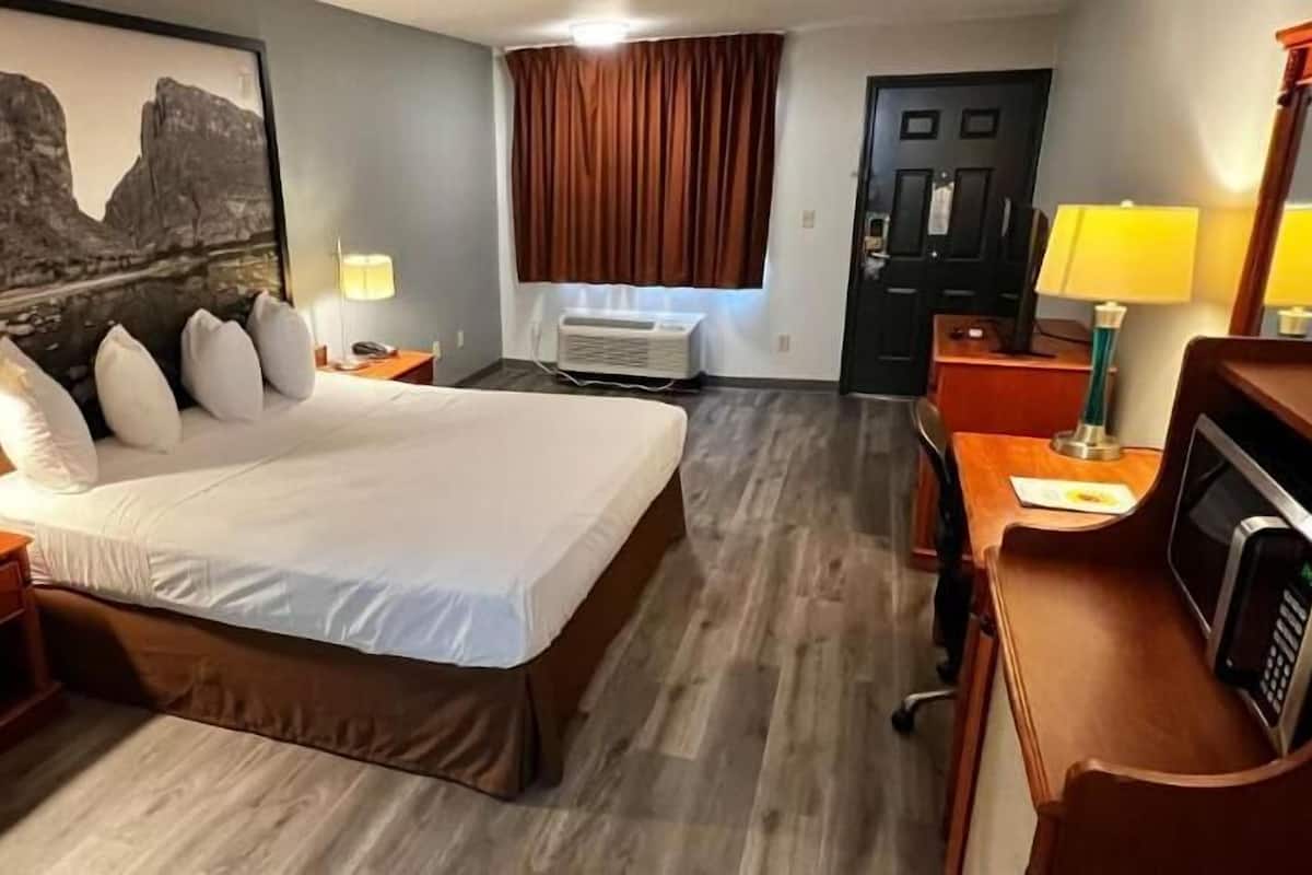 Individuell dekoriert, individuell eingerichtet, Schreibtisch