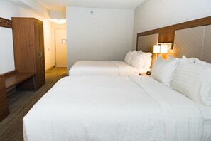 Habitación estándar, 2 camas dobles | Ropa de cama de alta calidad, caja fuerte, escritorio