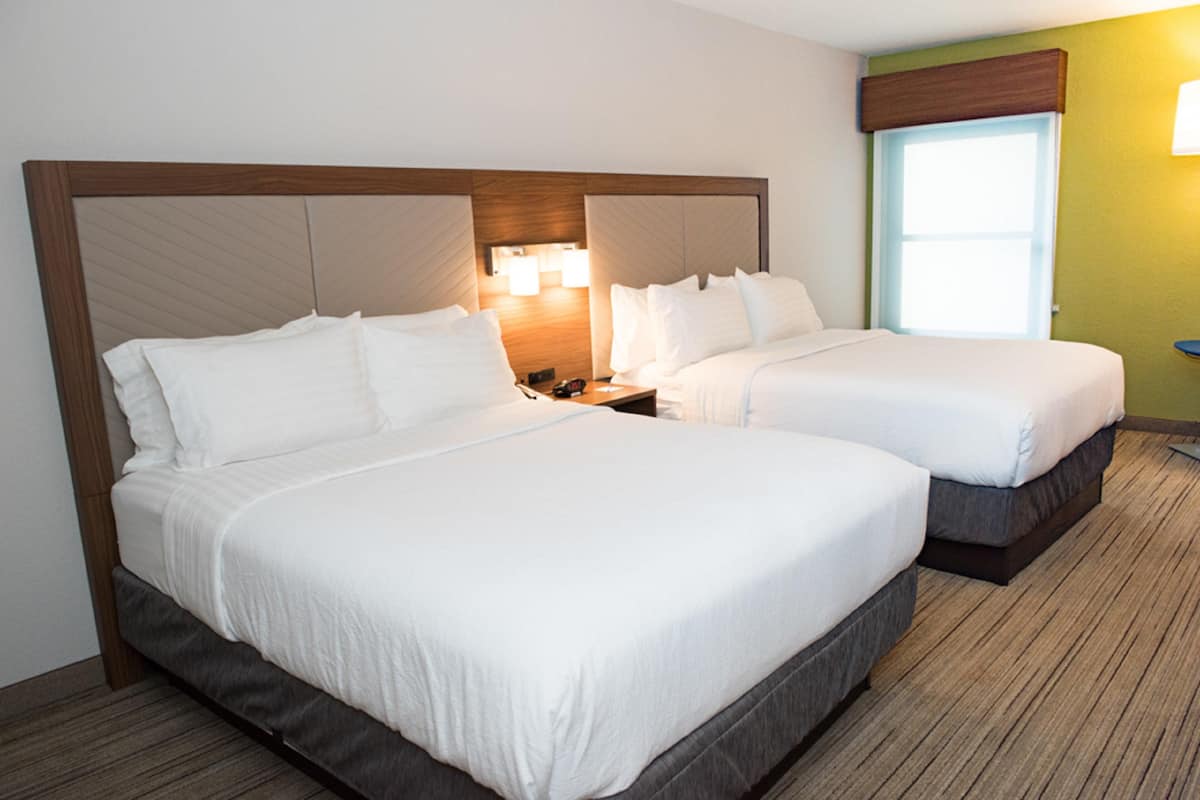 Premium bedding, in-room safe, desk, laptop workspace