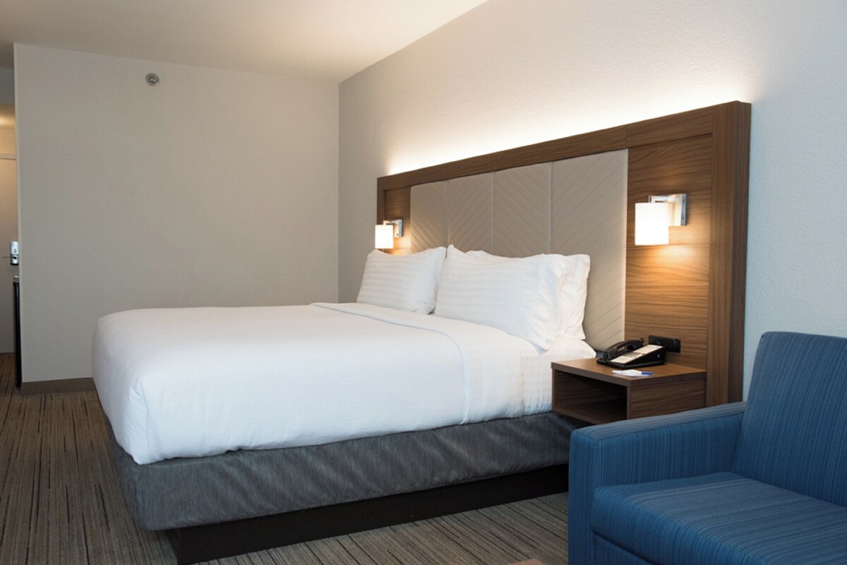 Standard Room, 1 King Bed (Leisure) | Premium bedding, in-room safe, desk, laptop workspace
