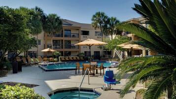 Piscina externa, funciona das 7h às 22h, guarda-sóis