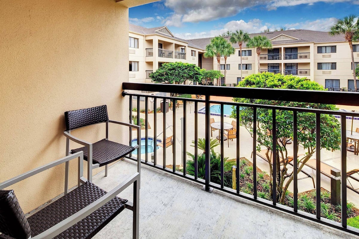 Chambre, 1 très grand lit et 1 canapé-lit, non-fumeur (Poolside) | Piscine