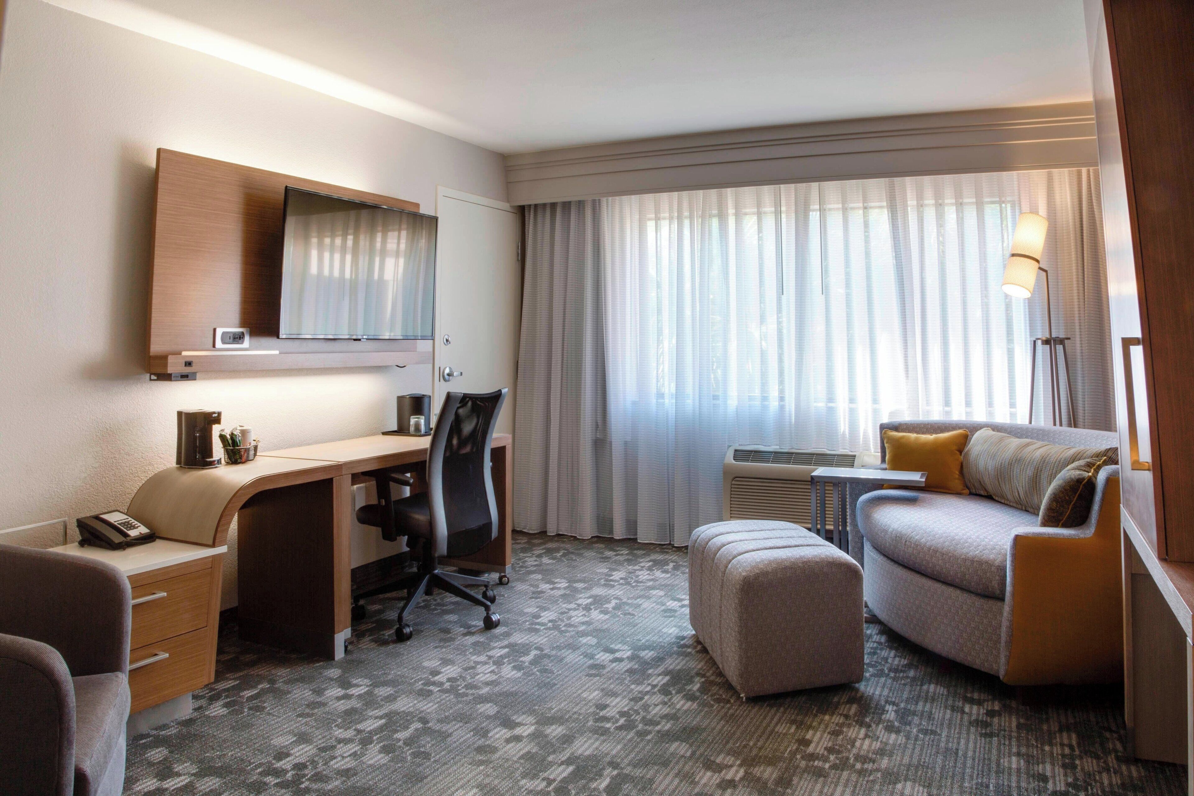 Suite, 1 cama de matrimonio grande con sofá cama | Zona de estar | Televisión LCD de 32 pulgadas con canales por satélite, una televisión