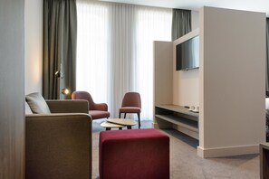 Junior Suite | Premium bedding, in-room safe, desk, blackout curtains