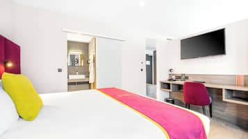 Suíte júnior | Roupas de cama premium, cofres nos quartos, escrivaninha