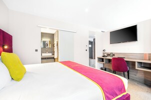 Junior-svíta | Rúmföt af bestu gerð, öryggishólf í herbergi, skrifborð