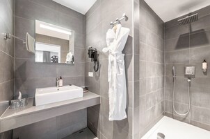 Deluxe Double Room | Bathroom | Free toiletries, hair dryer, bathrobes, slippers