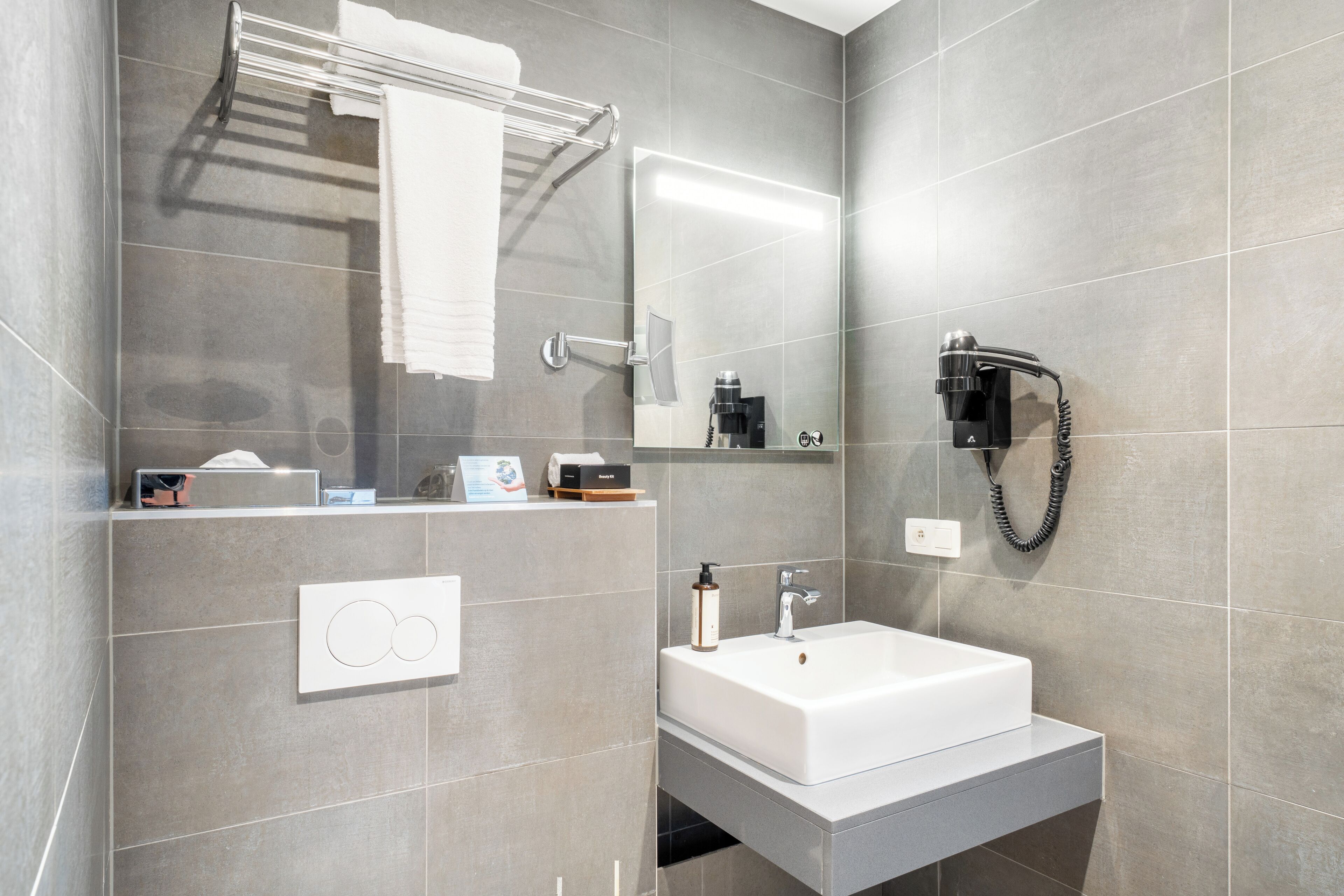 Quarto standard | Banheiro | Produtos de toalete grátis, secador de cabelo, roupões de banho 