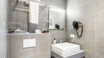 Quarto standard | Banheiro | Produtos de toalete grátis, secador de cabelo, roupões de banho