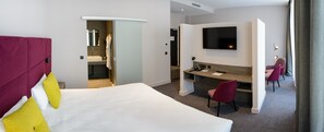 Junior Suite | Premium bedding, in-room safe, desk, blackout drapes