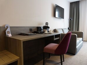 Sengetøy av topp kvalitet, safe på rommet og skrivebord