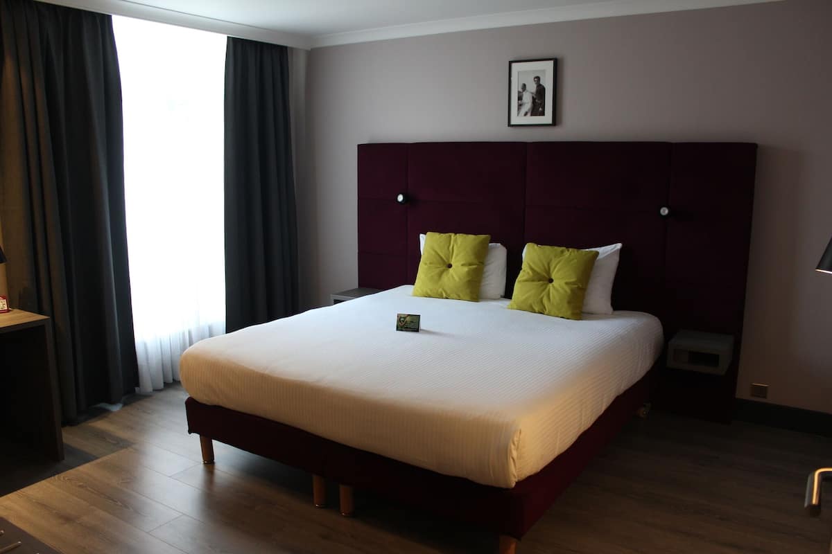 Premium bedding, in-room safe, desk, blackout drapes