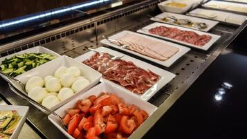 Petit déjeuner buffet (23 EUR par personne)